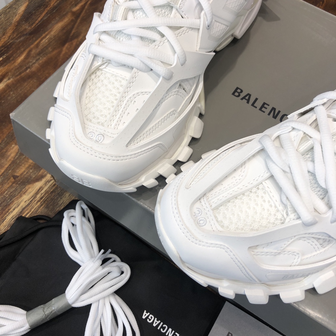 Balenciaga Triple S retro Clunky Sneakers in White