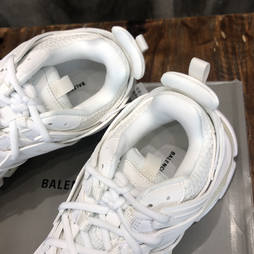 Balenciaga Triple S retro Clunky Sneakers in White