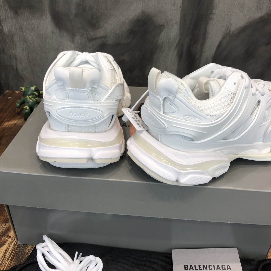 Balenciaga Triple S retro Clunky Sneakers in White