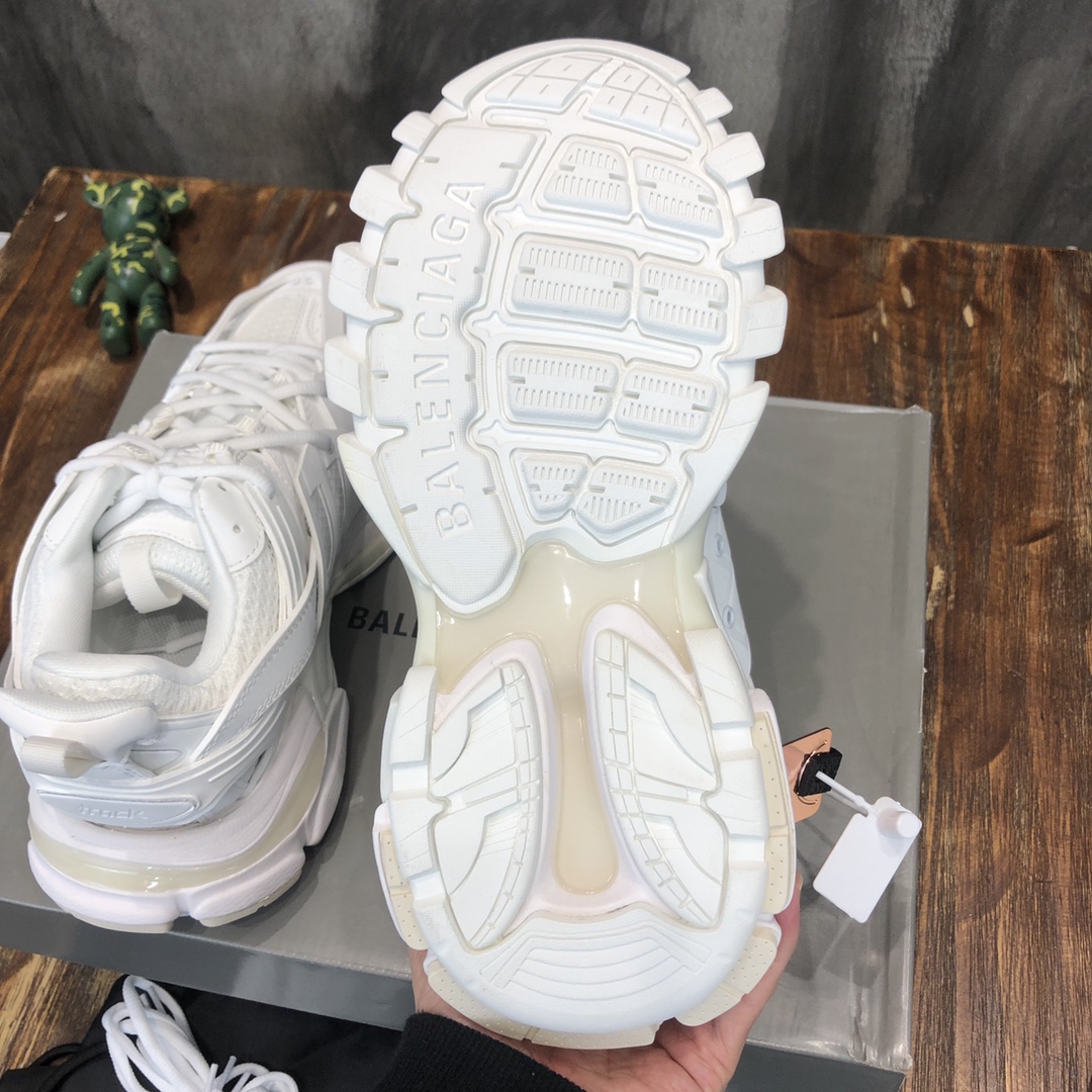 Balenciaga Triple S retro Clunky Sneakers in White