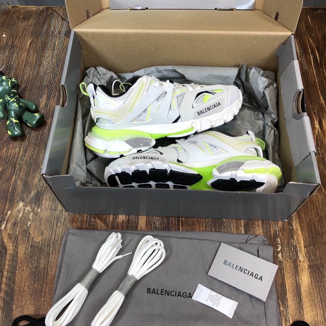 Balenciaga Triple S retro Clunky Sneakers in White