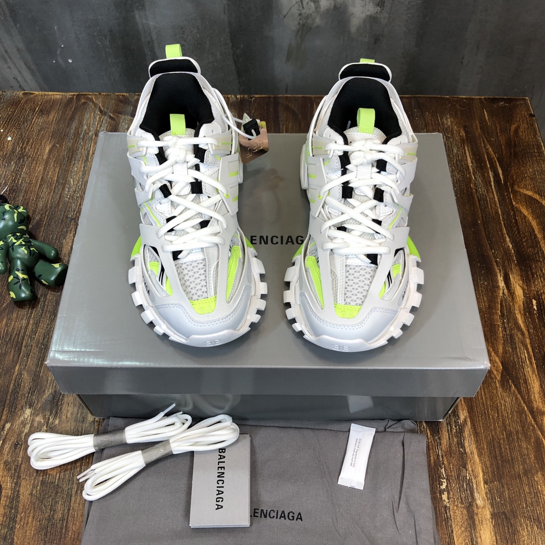 Balenciaga Triple S retro Clunky Sneakers in White