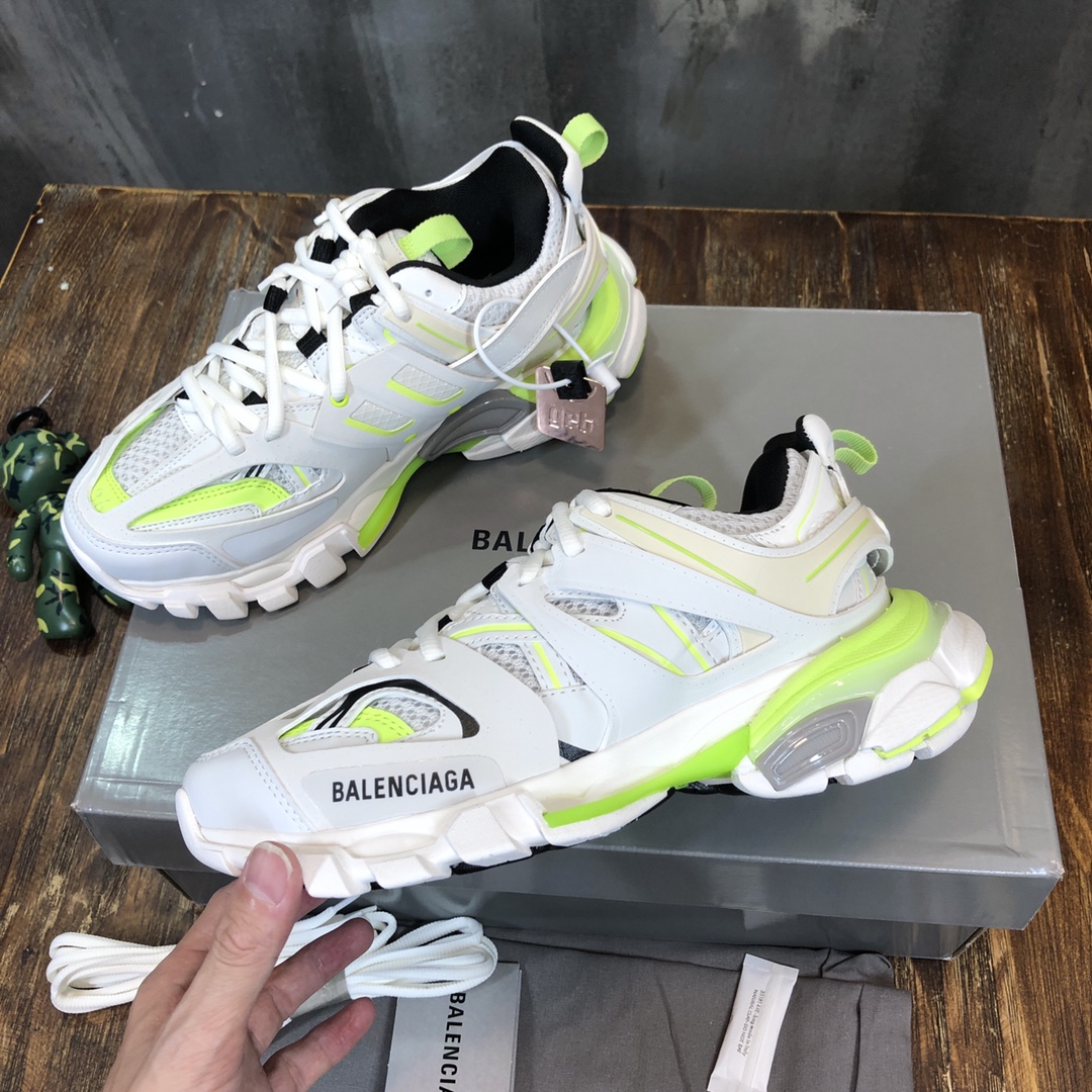 Balenciaga Triple S retro Clunky Sneakers in White