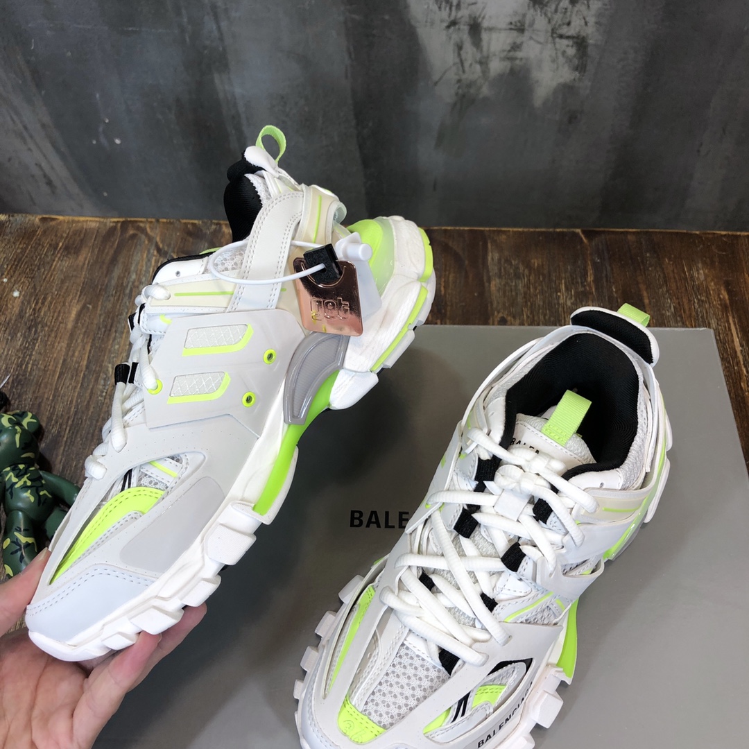 Balenciaga Triple S retro Clunky Sneakers in White