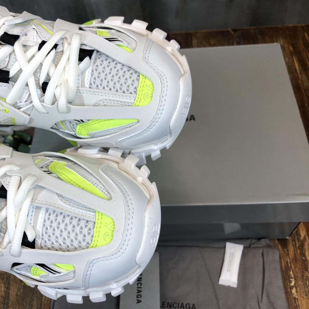 Balenciaga Triple S retro Clunky Sneakers in White