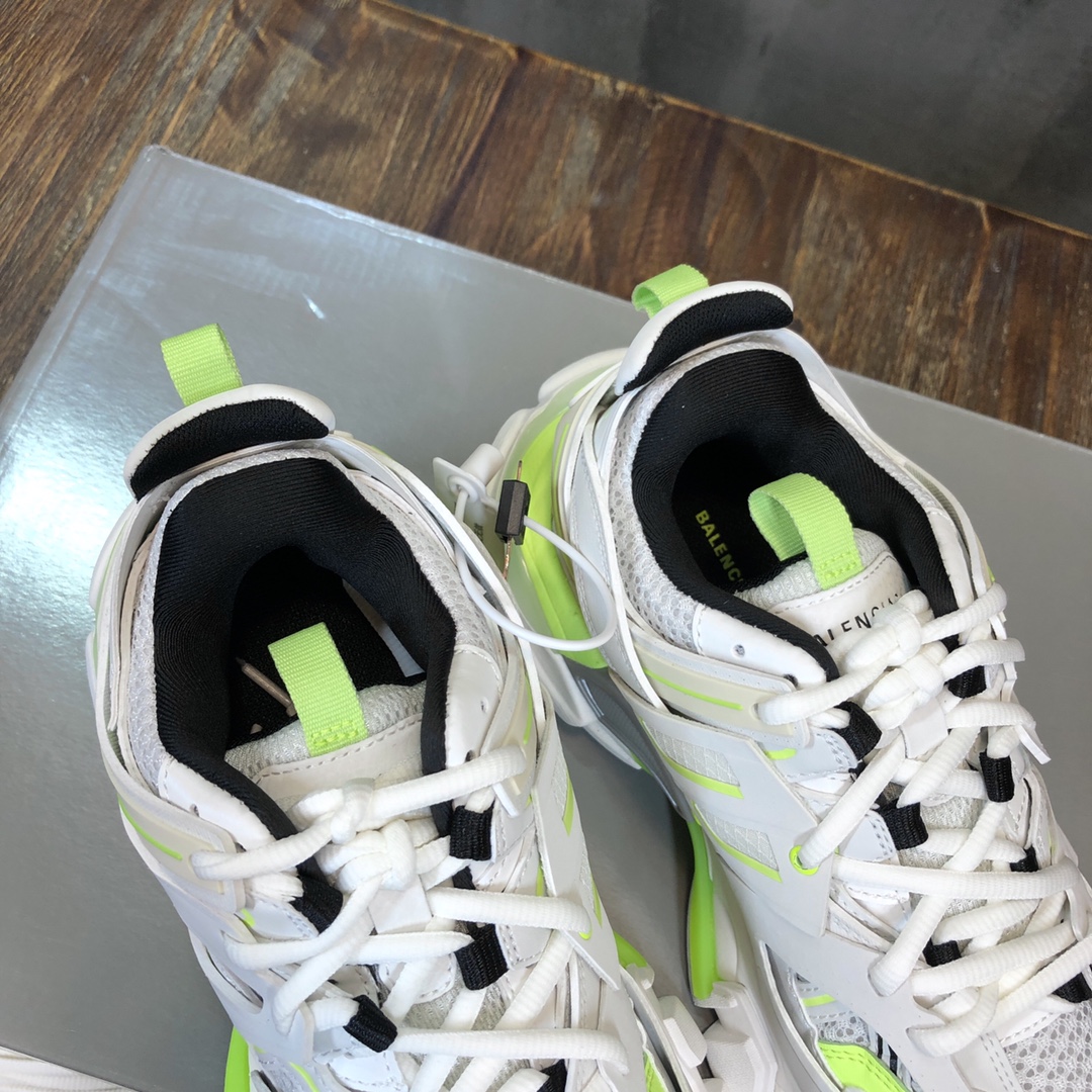 Balenciaga Triple S retro Clunky Sneakers in White