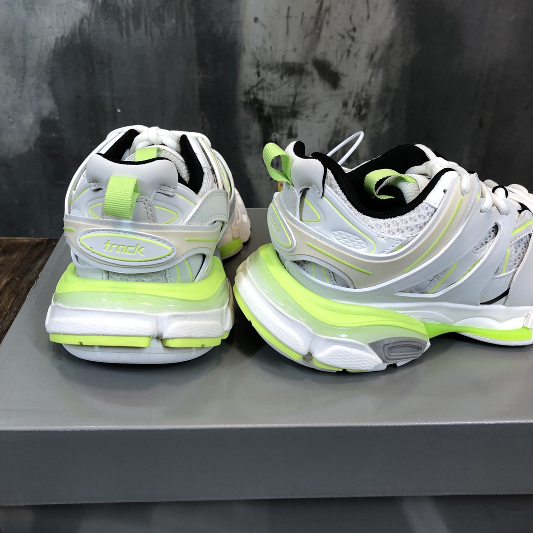 Balenciaga Triple S retro Clunky Sneakers in White