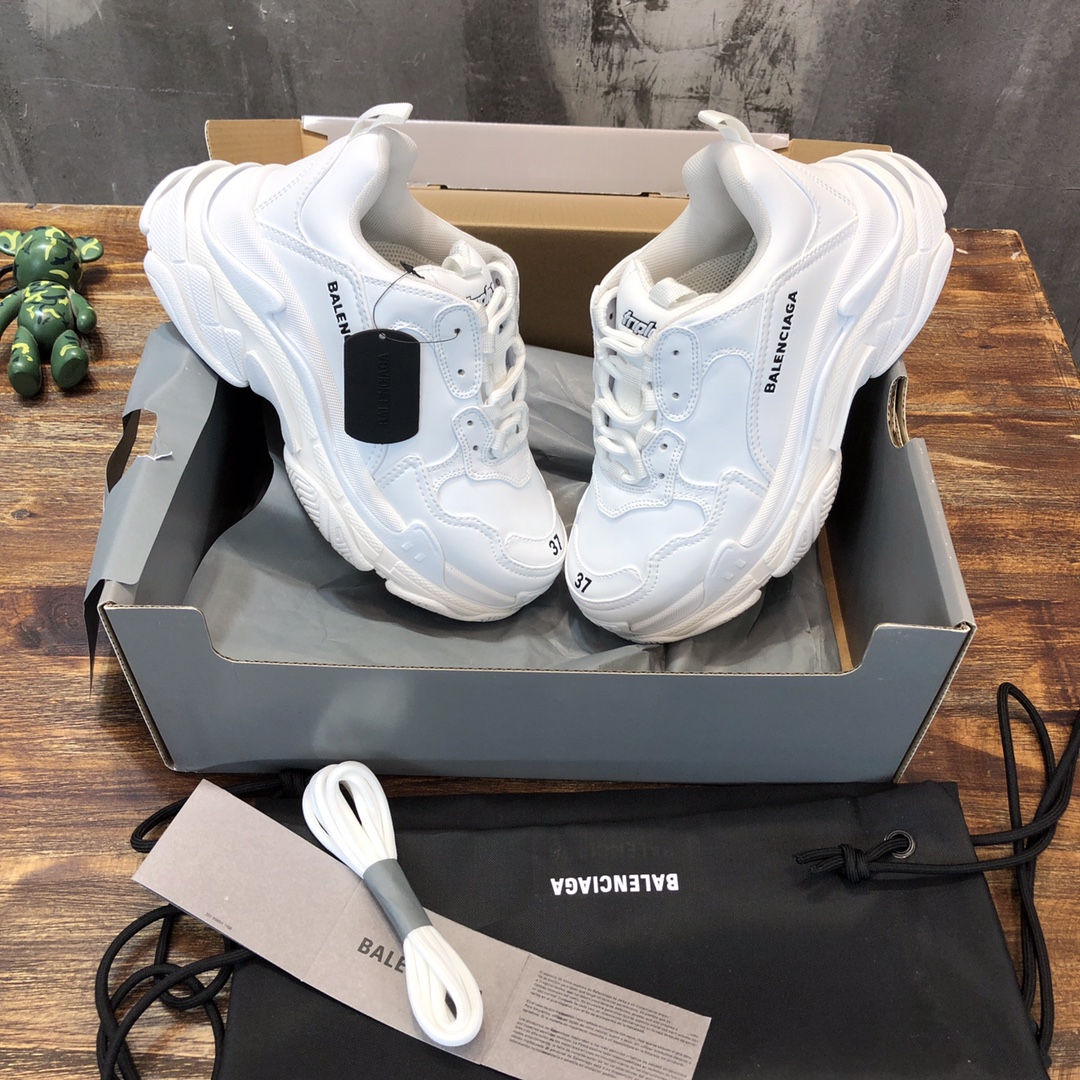 Balenciaga Triple S retro Clunky Sneakers in White