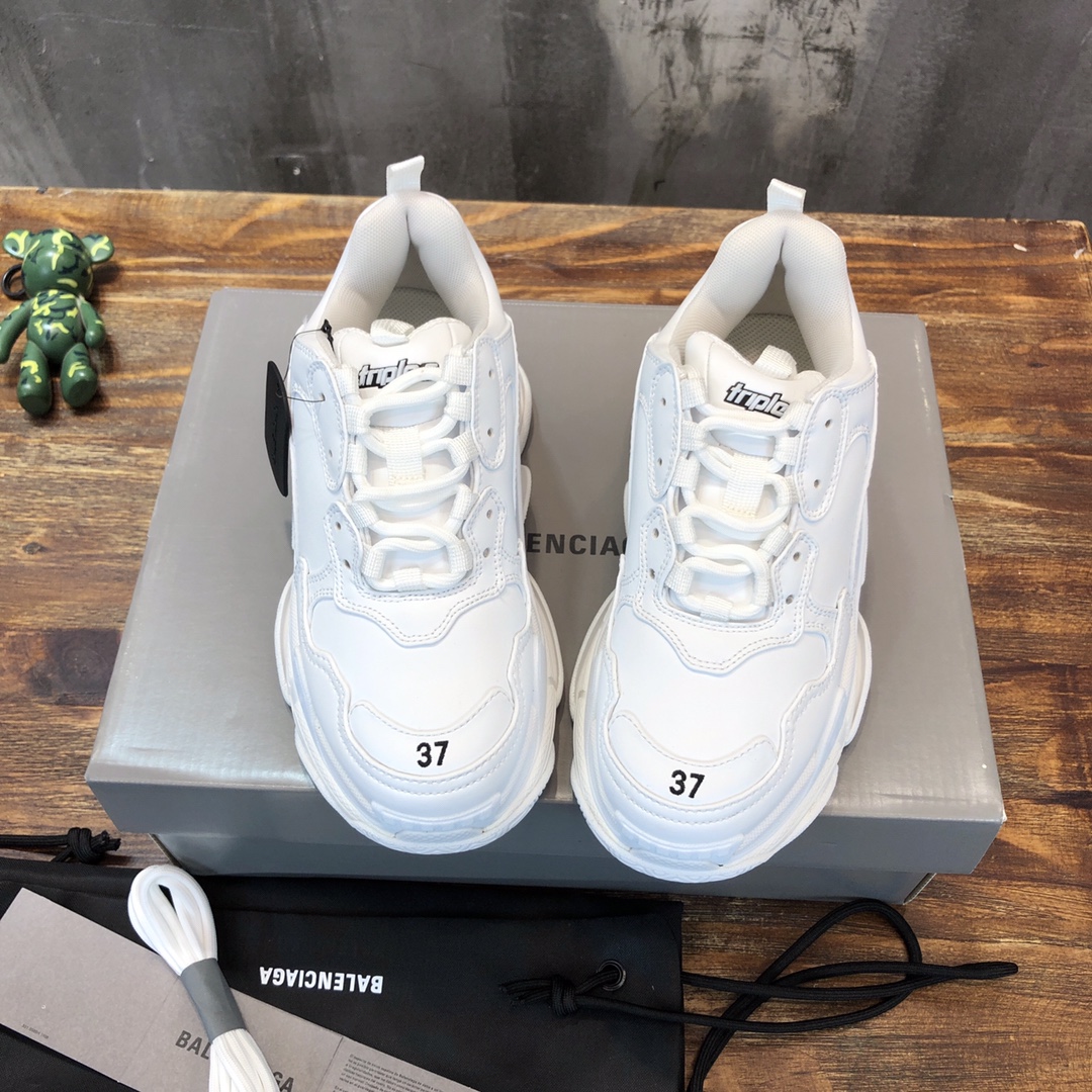 Balenciaga Triple S retro Clunky Sneakers in White