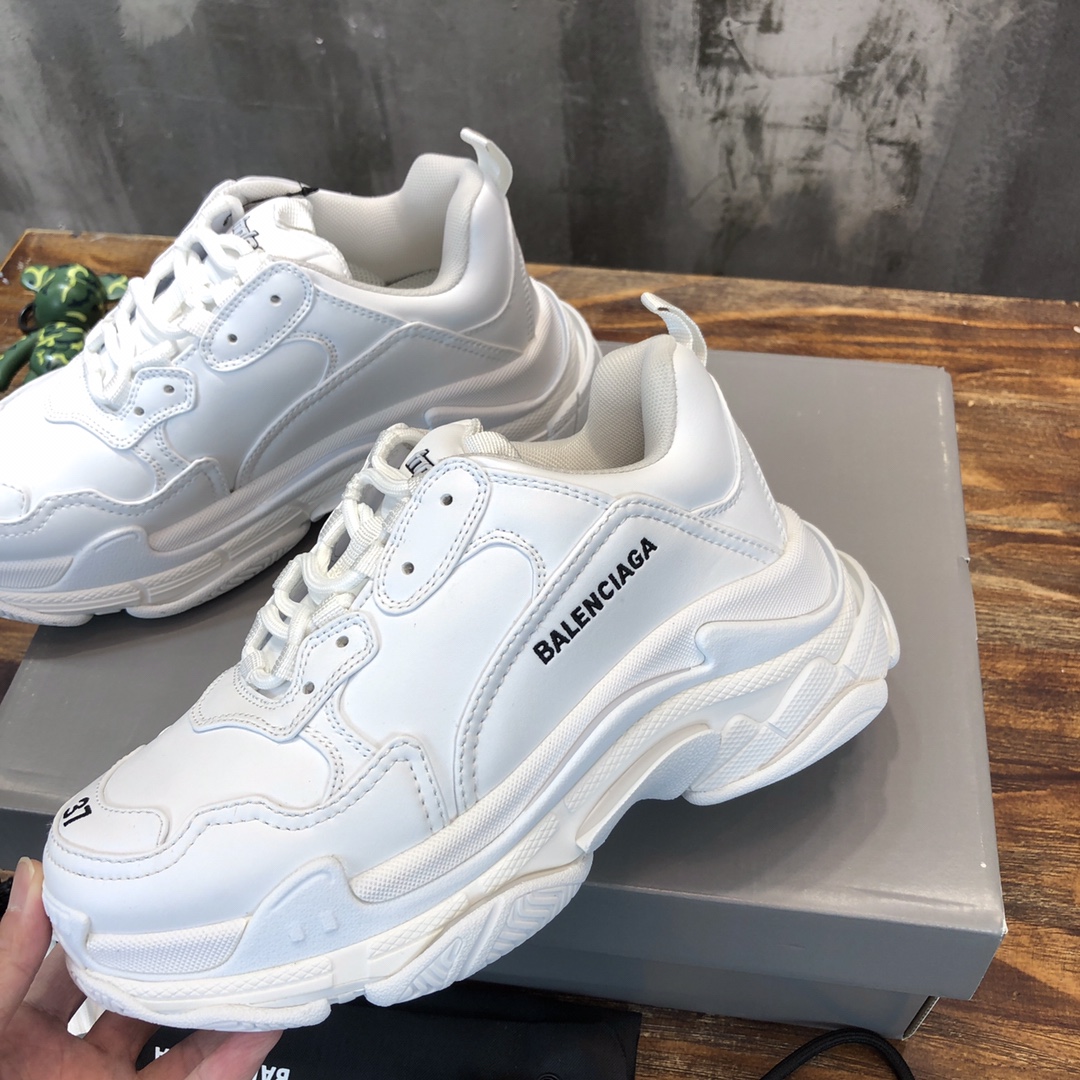 Balenciaga Triple S retro Clunky Sneakers in White