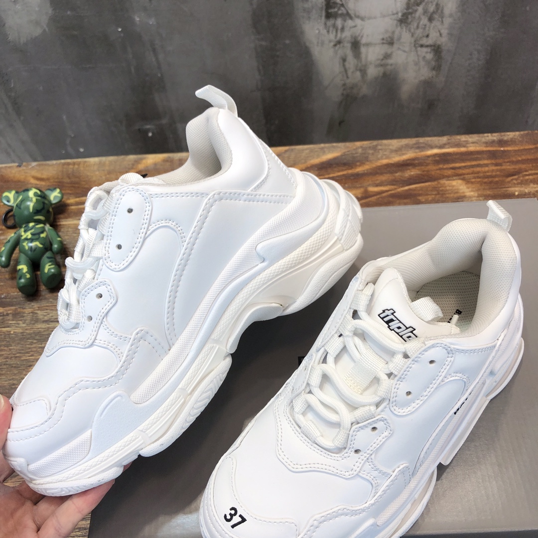 Balenciaga Triple S retro Clunky Sneakers in White