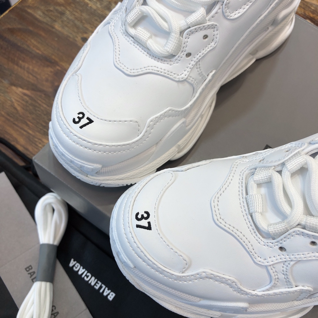 Balenciaga Triple S retro Clunky Sneakers in White