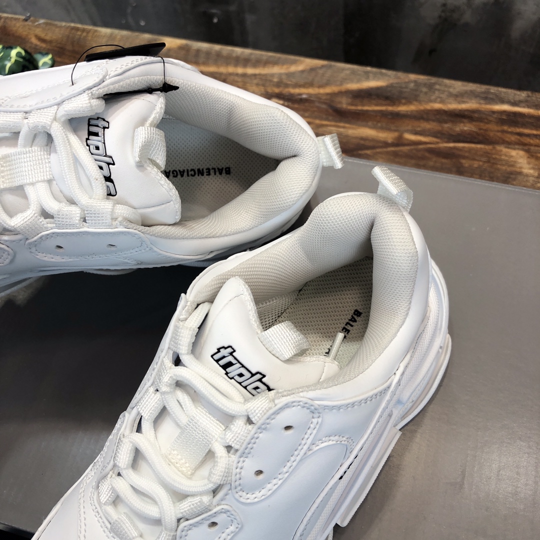 Balenciaga Triple S retro Clunky Sneakers in White