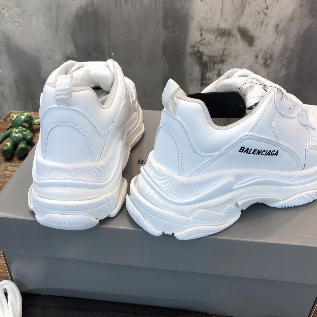 Balenciaga Triple S retro Clunky Sneakers in White