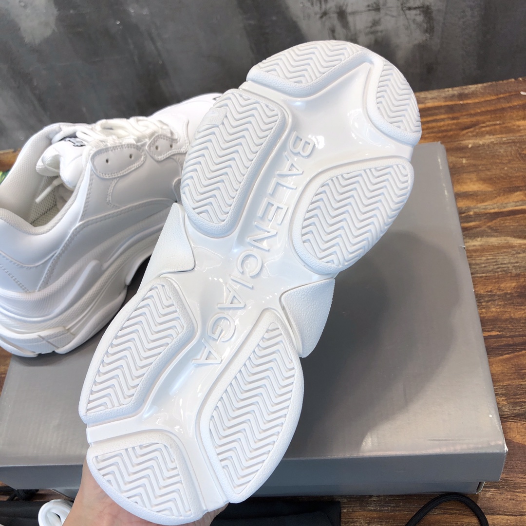 Balenciaga Triple S retro Clunky Sneakers in White