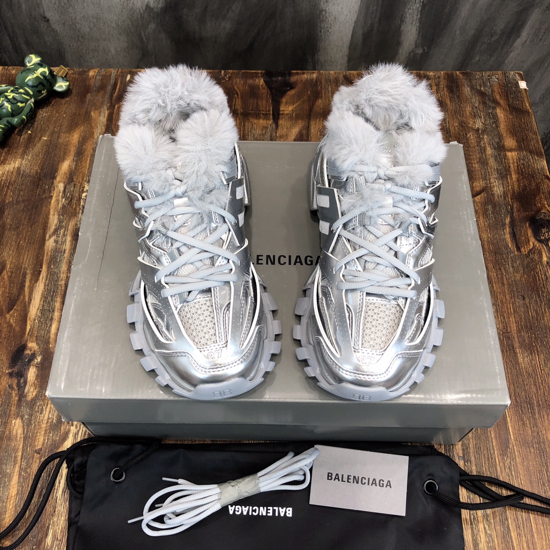 Balenciaga Triple S retro Clunky Sneakers in White