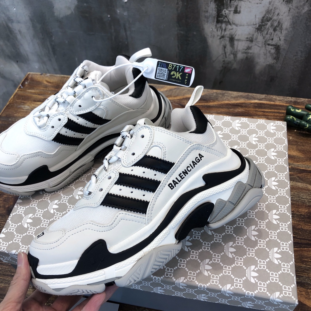 Balenciaga Triple S retro Clunky Sneakers in White