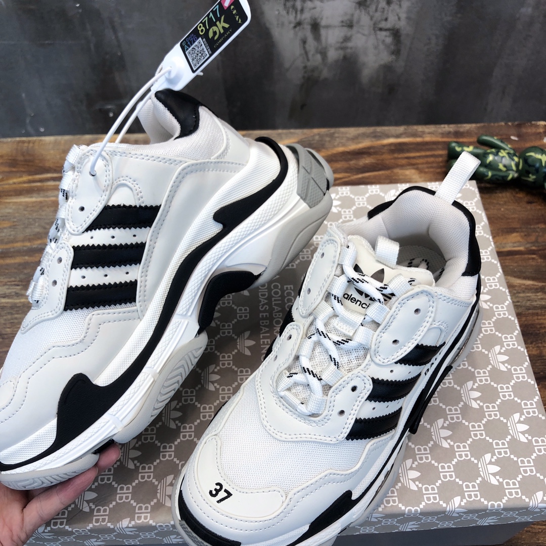 Balenciaga Triple S retro Clunky Sneakers in White