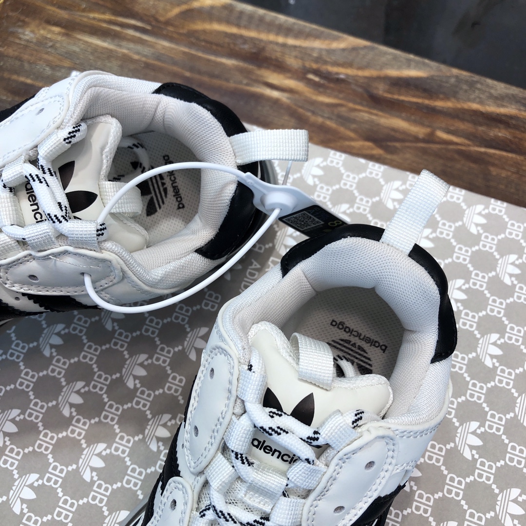 Balenciaga Triple S retro Clunky Sneakers in White