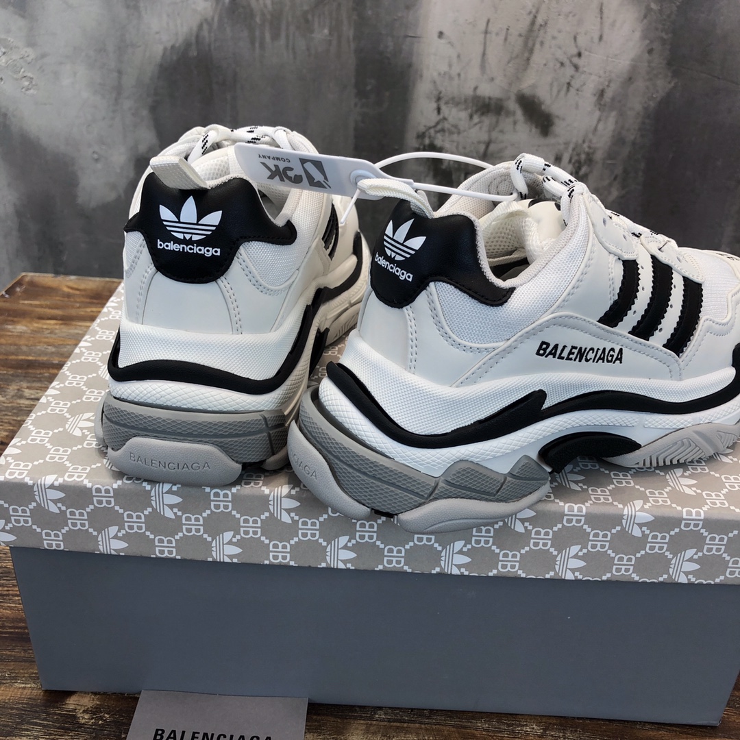 Balenciaga Triple S retro Clunky Sneakers in White