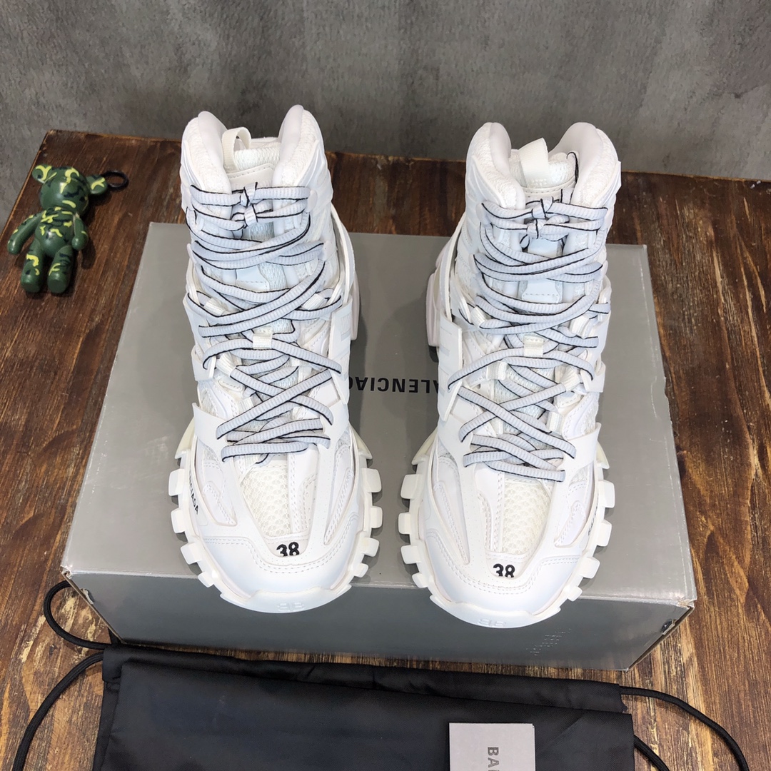 Balenciaga Triple S retro Clunky Sneakers in White