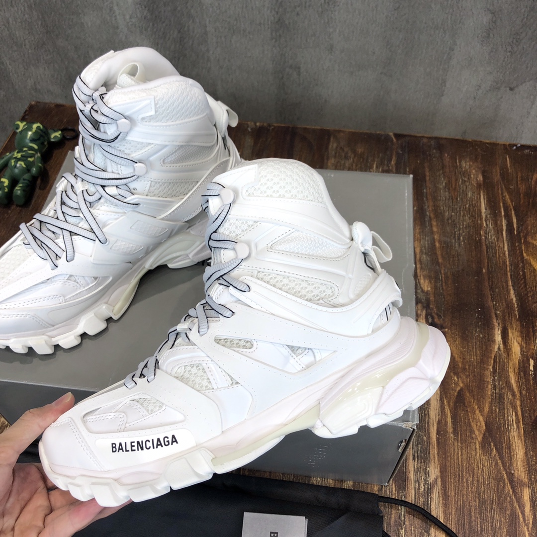 Balenciaga Triple S retro Clunky Sneakers in White