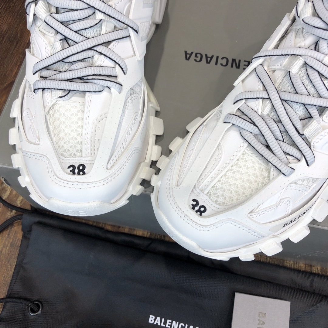 Balenciaga Triple S retro Clunky Sneakers in White