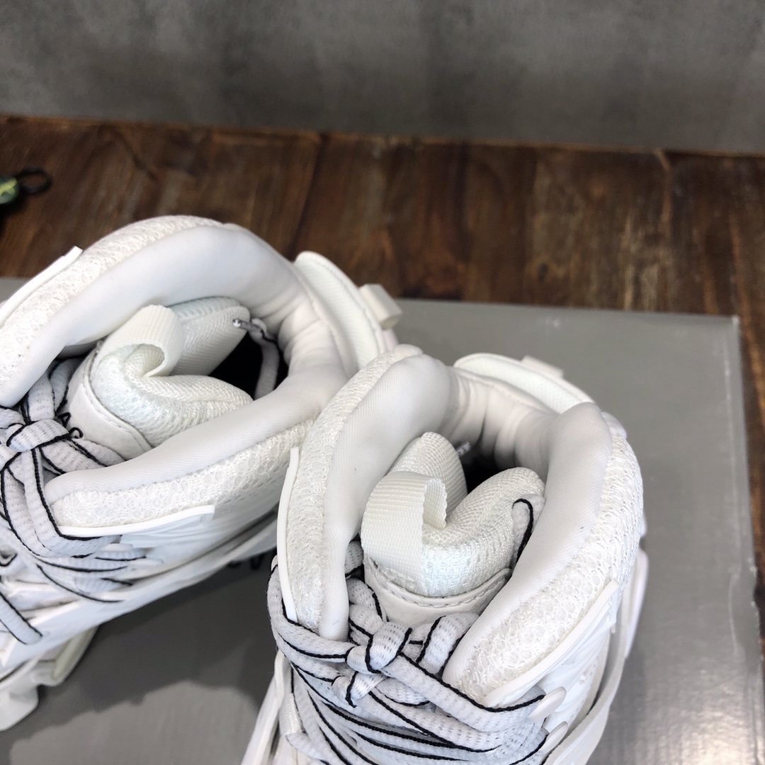 Balenciaga Triple S retro Clunky Sneakers in White