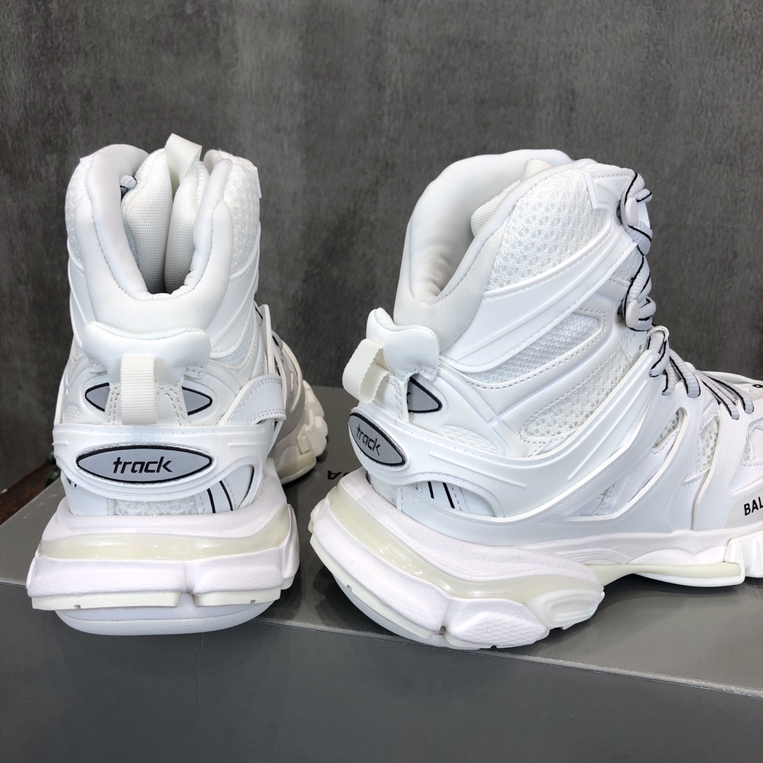 Balenciaga Triple S retro Clunky Sneakers in White