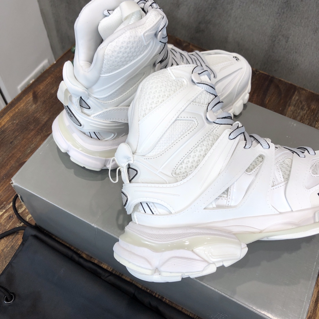 Balenciaga Triple S retro Clunky Sneakers in White