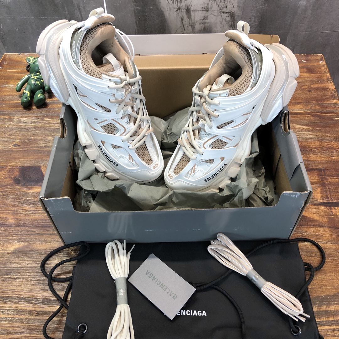 Balenciaga Triple S retro Clunky Sneakers in White