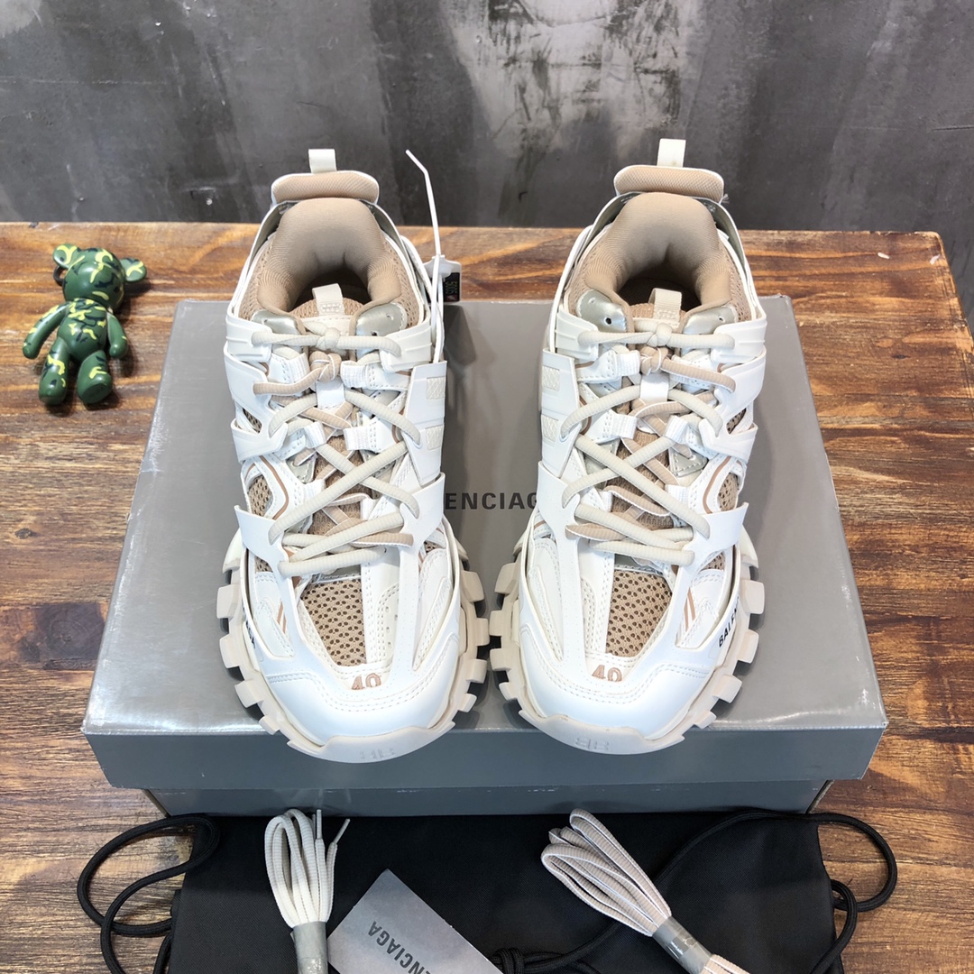 Balenciaga Triple S retro Clunky Sneakers in White