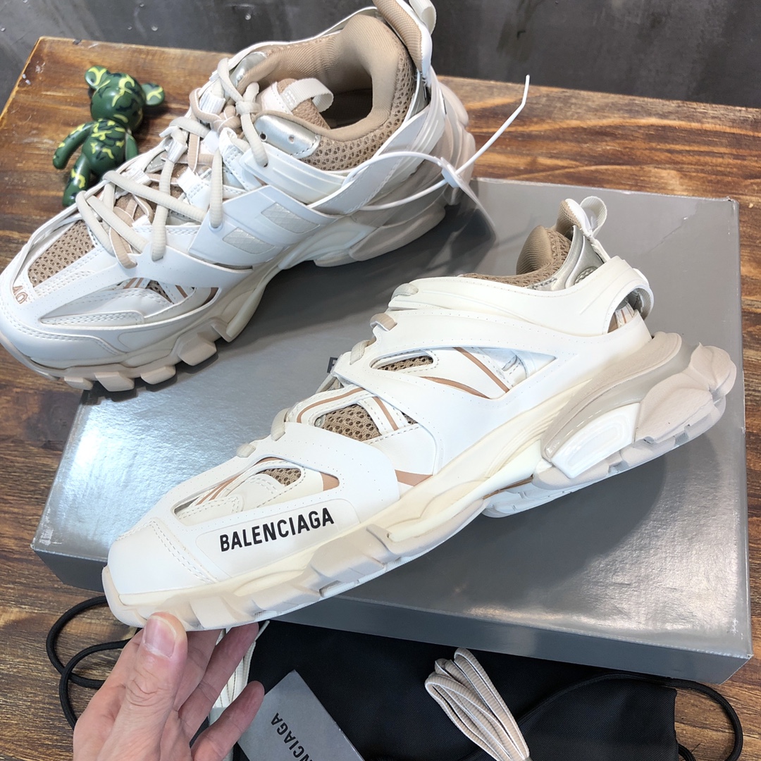 Balenciaga Triple S retro Clunky Sneakers in White