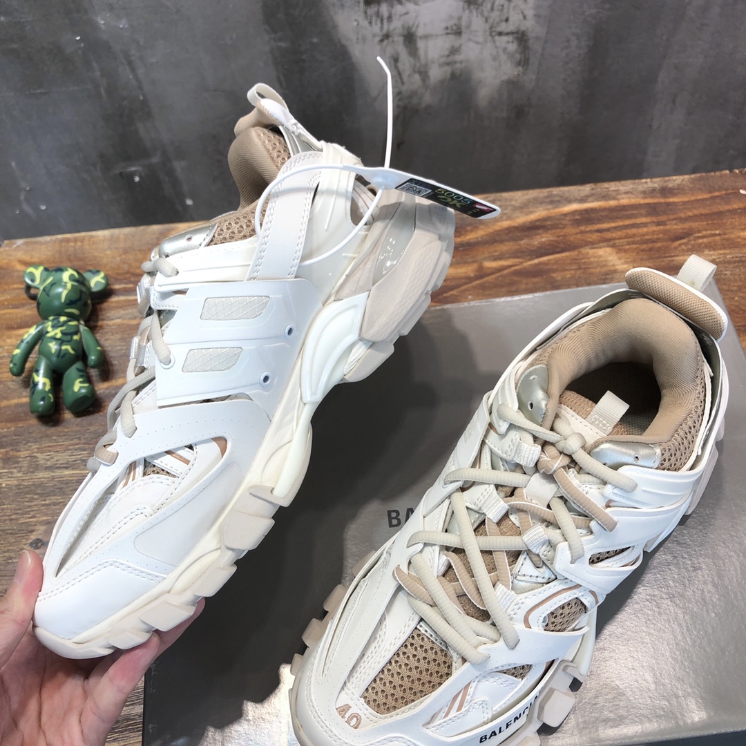 Balenciaga Triple S retro Clunky Sneakers in White