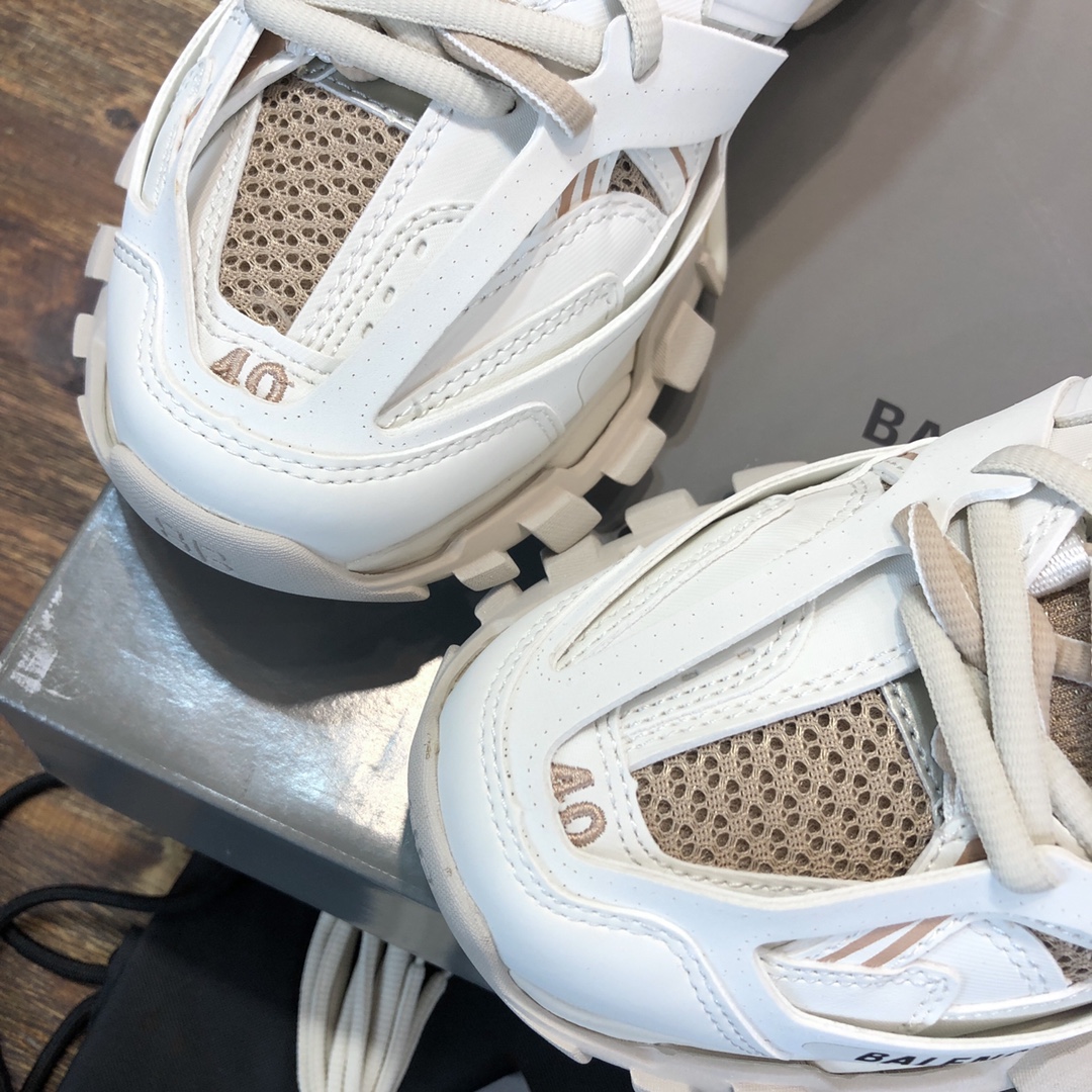 Balenciaga Triple S retro Clunky Sneakers in White