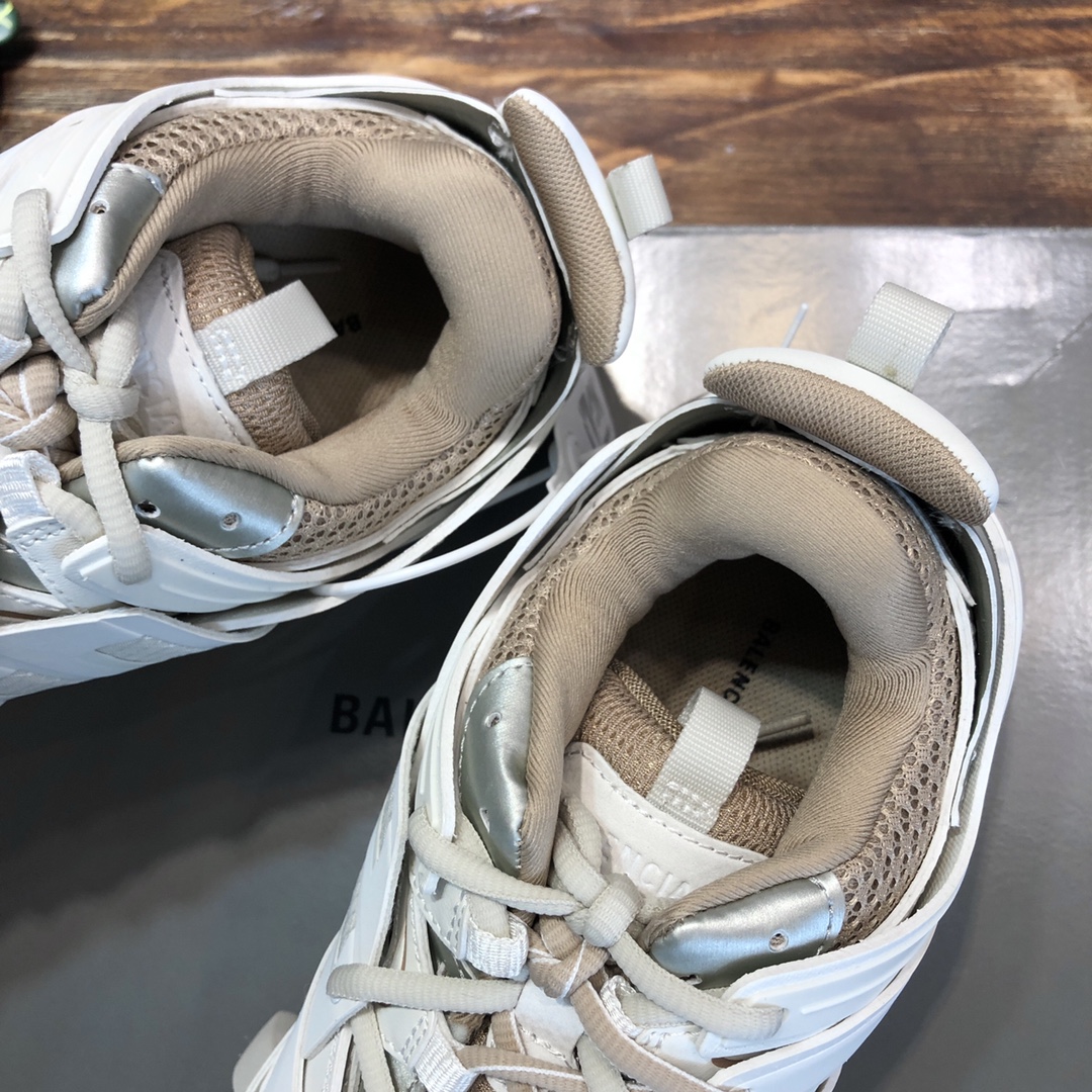 Balenciaga Triple S retro Clunky Sneakers in White