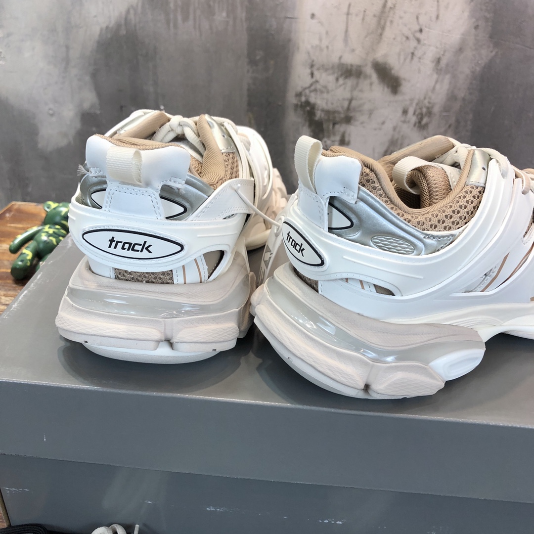 Balenciaga Triple S retro Clunky Sneakers in White