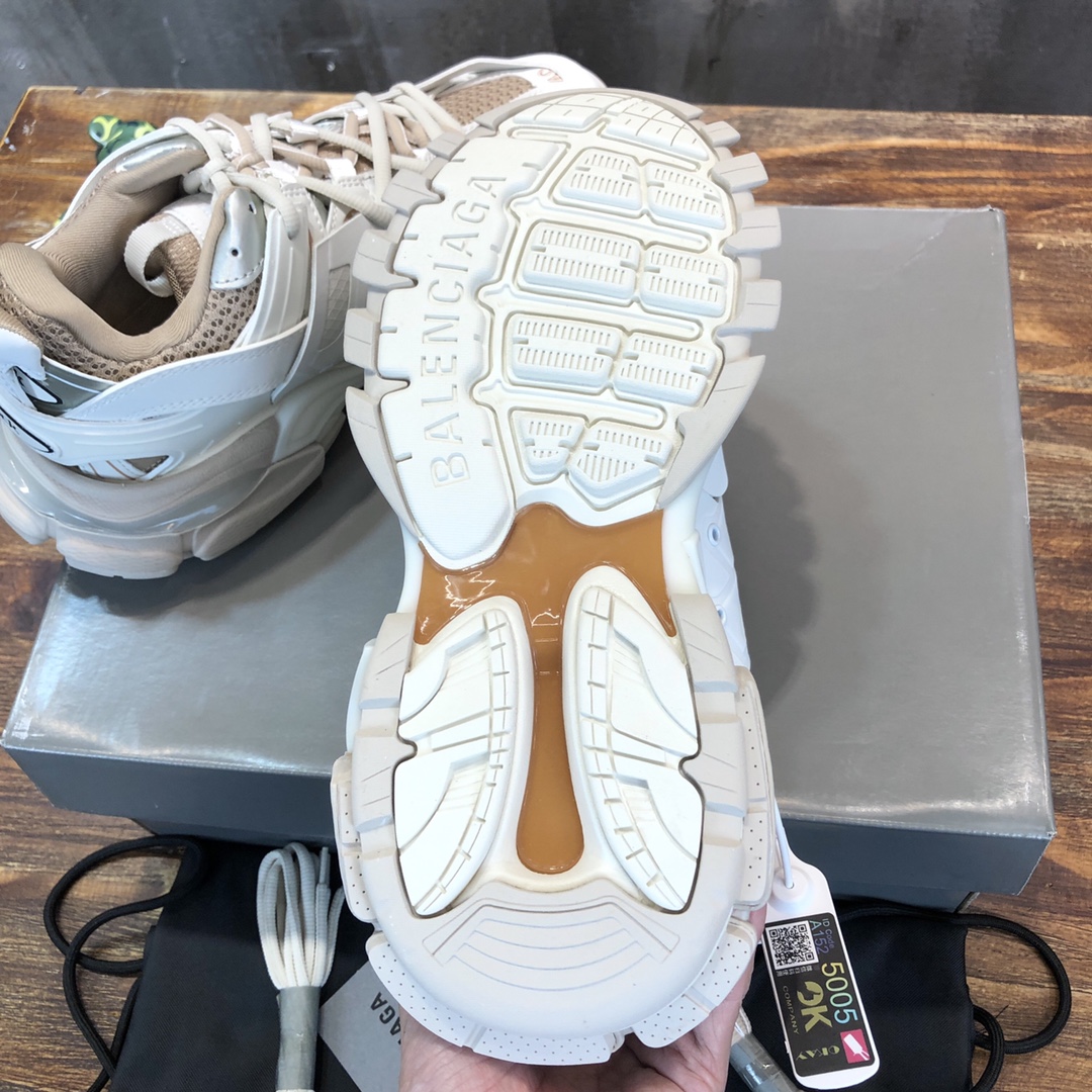 Balenciaga Triple S retro Clunky Sneakers in White