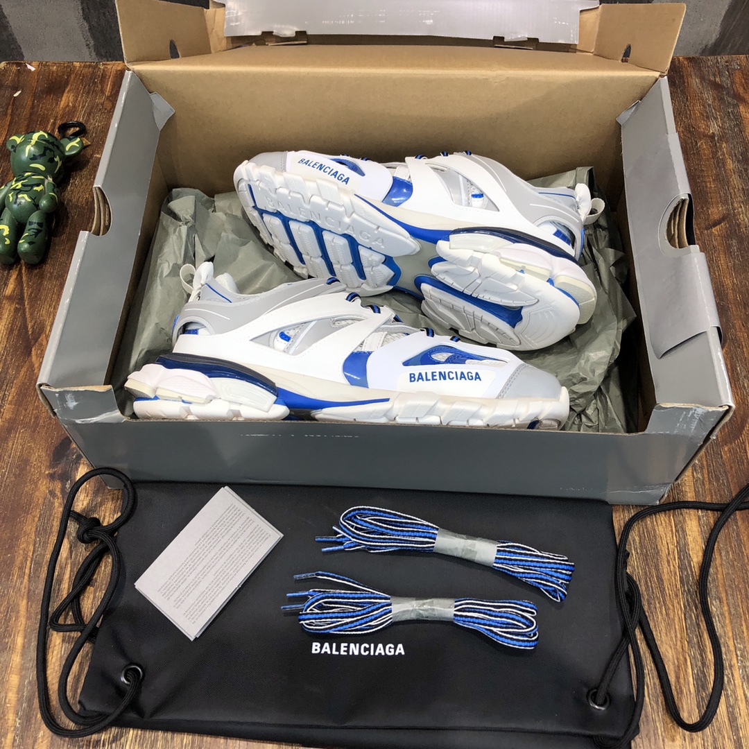 Balenciaga Triple S retro Clunky Sneakers in White