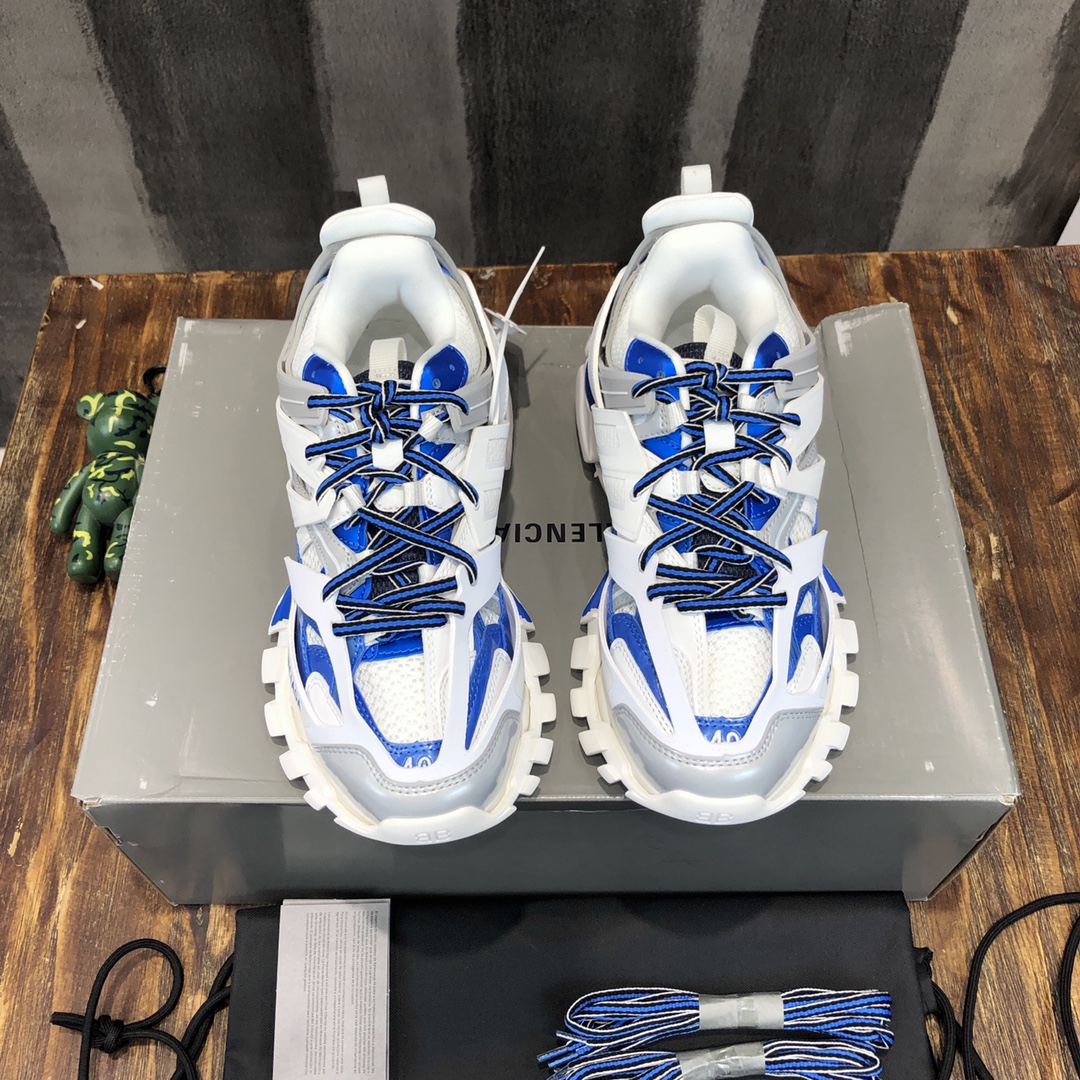 Balenciaga Triple S retro Clunky Sneakers in White