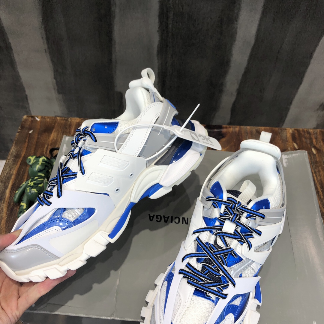 Balenciaga Triple S retro Clunky Sneakers in White