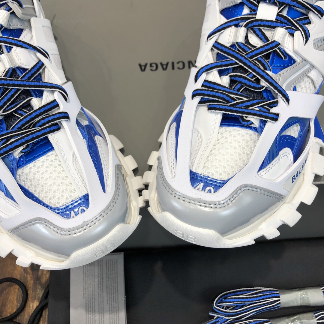 Balenciaga Triple S retro Clunky Sneakers in White