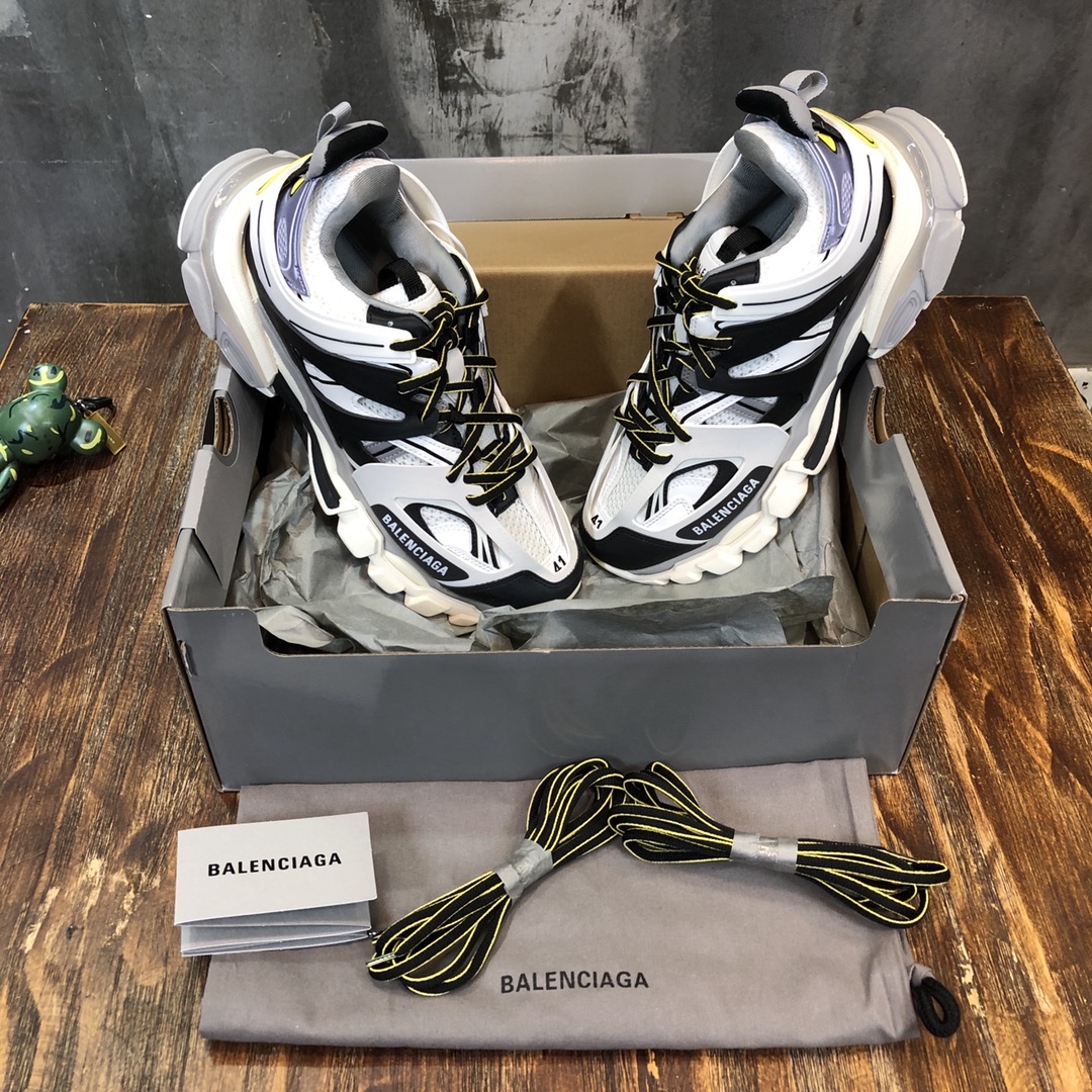 Balenciaga Triple S retro Clunky Sneakers in White