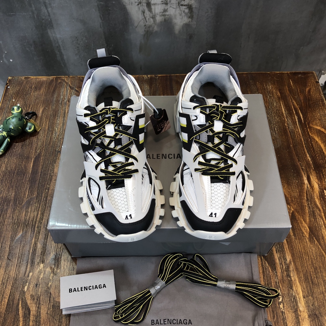 Balenciaga Triple S retro Clunky Sneakers in White