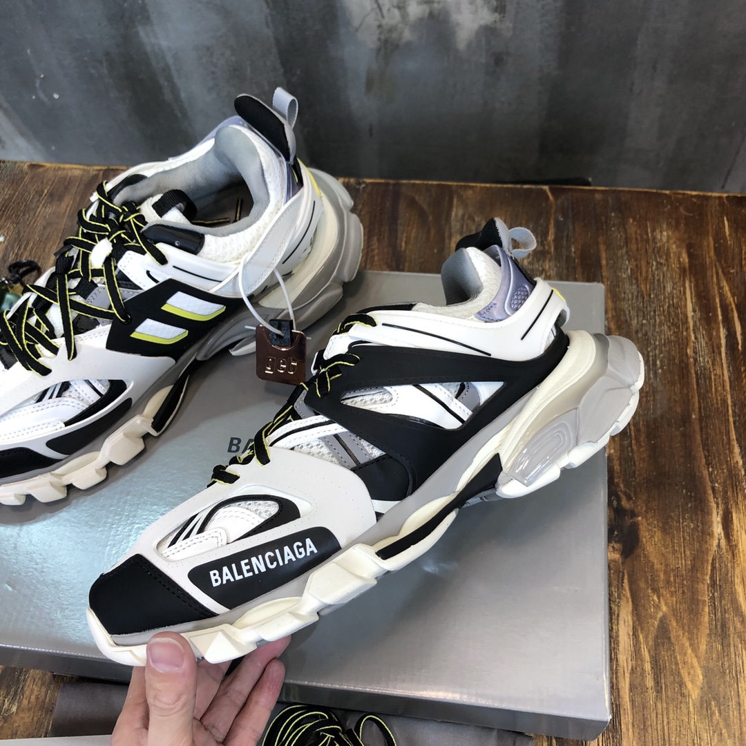 Balenciaga Triple S retro Clunky Sneakers in White