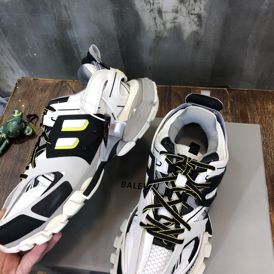 Balenciaga Triple S retro Clunky Sneakers in White