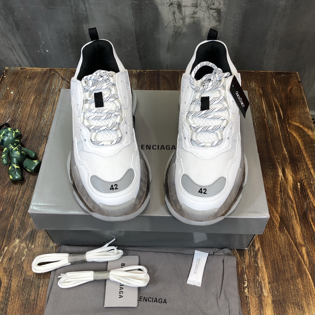 Balenciaga Triple S retro Clunky Sneakers in White