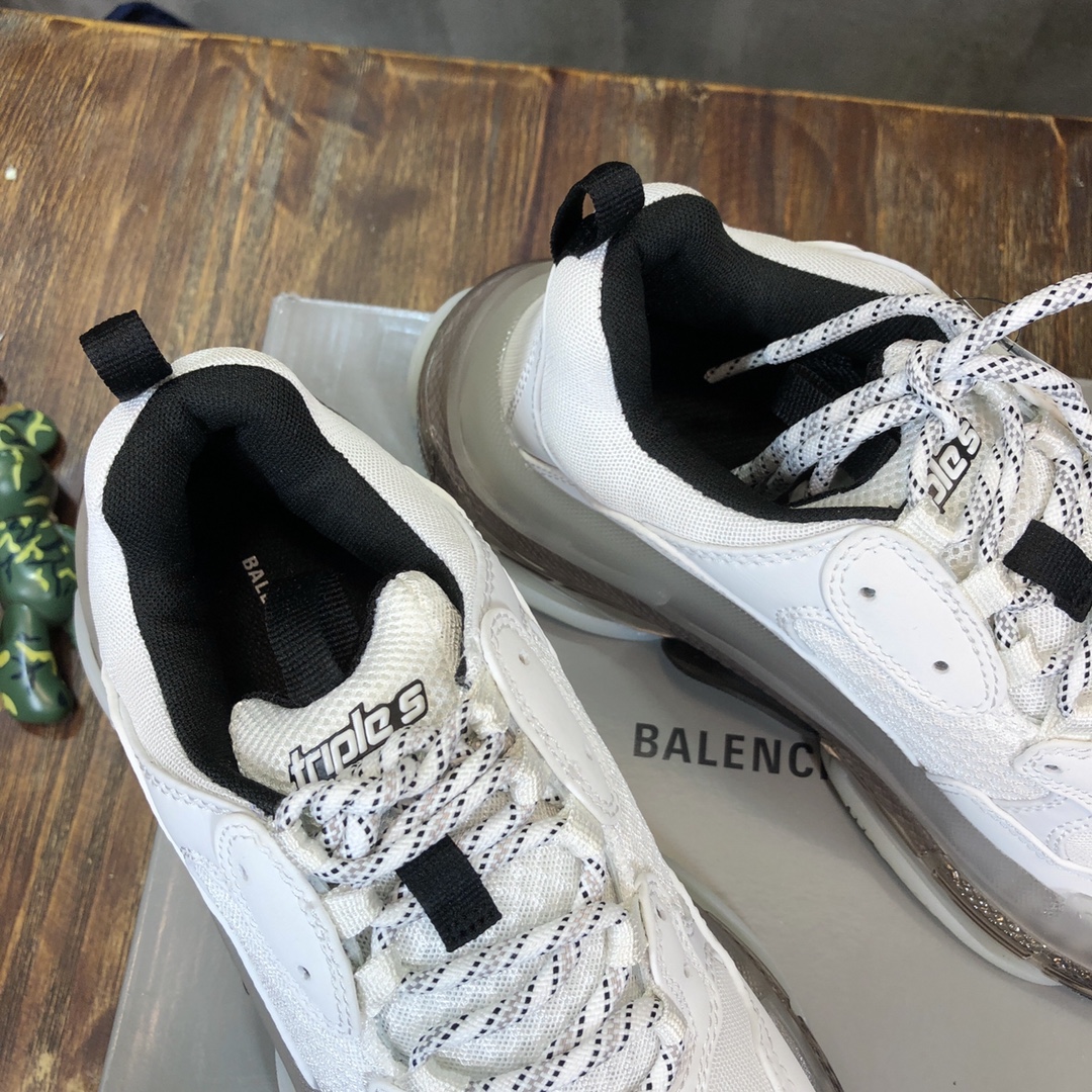 Balenciaga Triple S retro Clunky Sneakers in White