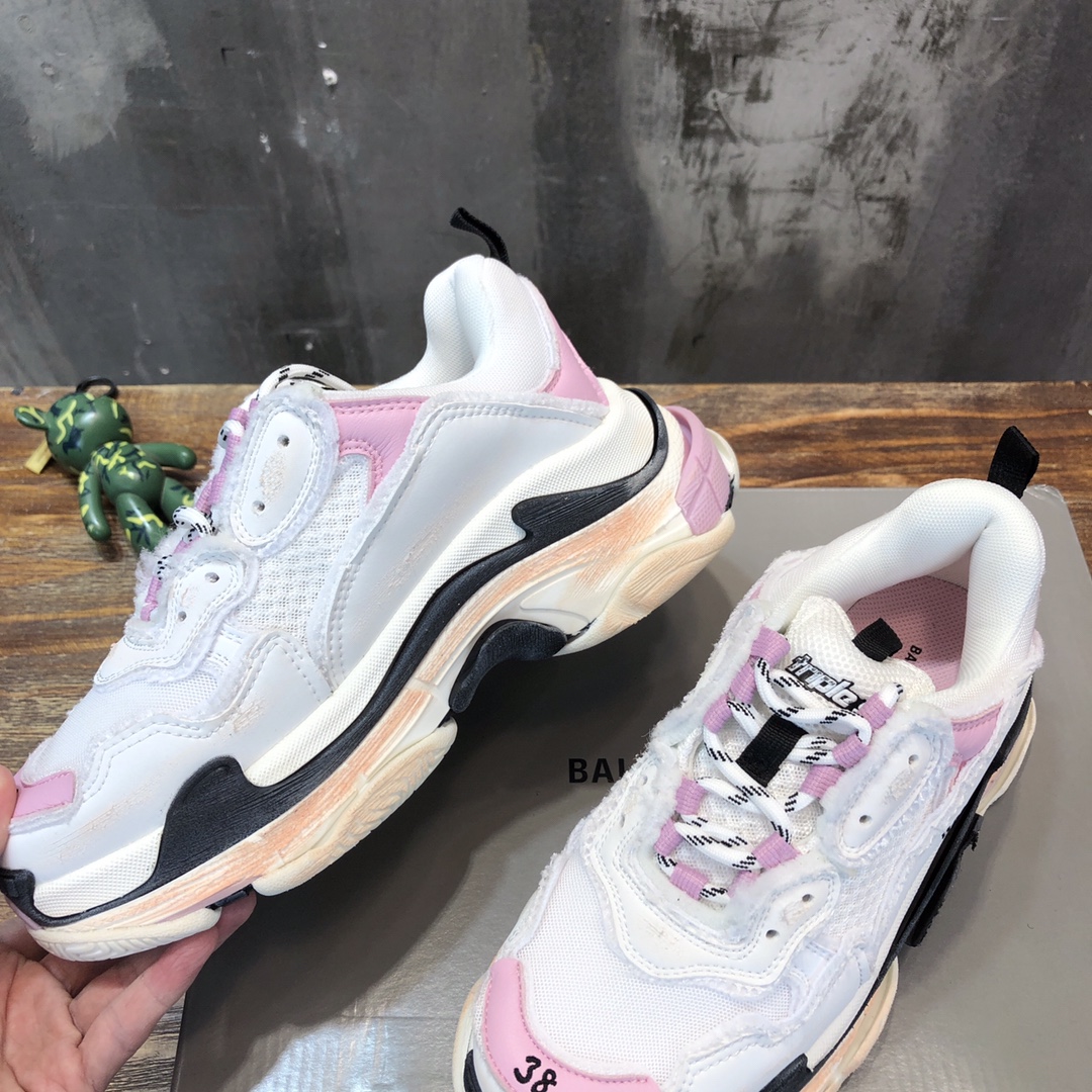 Balenciaga Triple S retro Clunky Sneakers in White