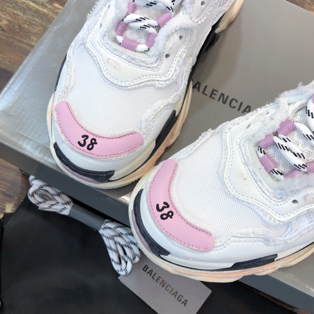 Balenciaga Triple S retro Clunky Sneakers in White